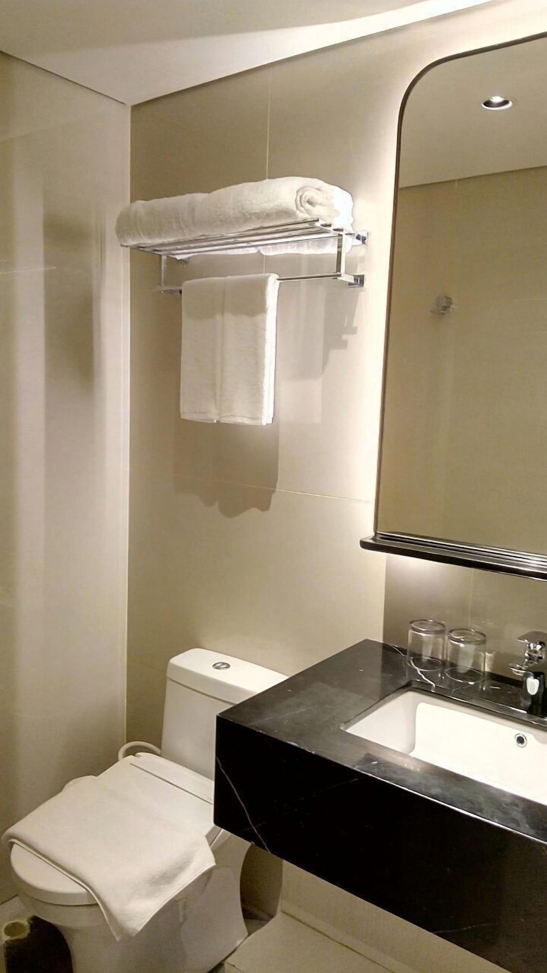 Louis Kienne Hotel Pemuda Semarang Exteriör bild