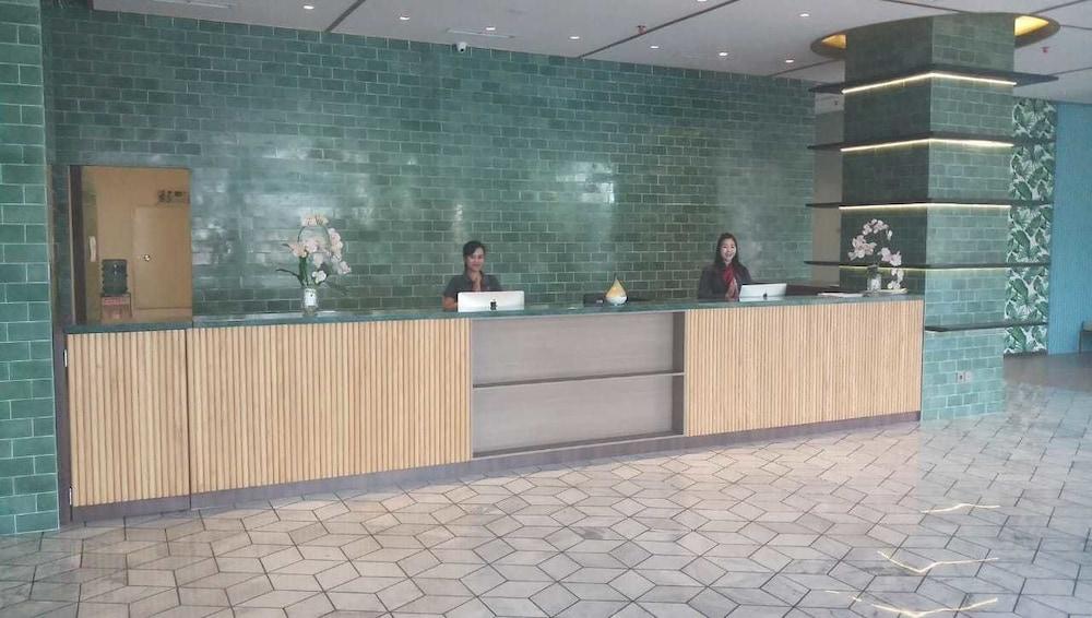 Louis Kienne Hotel Pemuda Semarang Exteriör bild