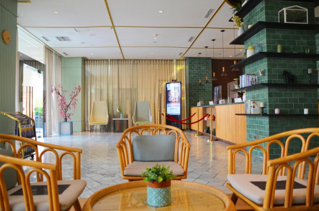 Louis Kienne Hotel Pemuda Semarang Exteriör bild